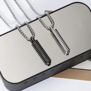 Collier avec pendentif pilier à vis en acier titane style punk pour looks hip hop.