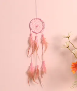 Acchiappasogni rosa fatto a mano per pareti con piume soffici e perline