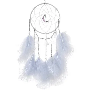 Elegante decoración de pared atrapasueños con colgante de luna y suaves plumas azules