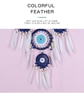 Vue détaillée de l'attrape-rêves bleu Mauvais Œil avec de douces plumes blanches douces