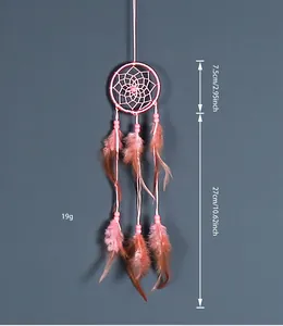 Primo piano di acchiappasogni rosa fatto a mano con dimensioni 7,5 cm x 27 cm e peso 19g