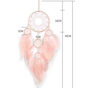 Detailliertes Größendiagramm des rosa Fünf-Ring-Traumfängers mit Federn, 70 cm Länge.