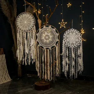 Grande acchiappasogni boho fatto a mano con piume bianche e del pizzo intrecciato