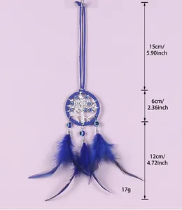 Vue détaillée de l'attrape-rêves bleu avec les dimensions de 15 cm, 6 cm et 12 cm