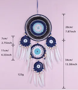 Dimensions de l'attrape-rêves œil de démon fait main avec plumes et perles bleues.