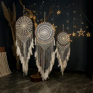 Acchiappasogni boho fatto a mano con piume bianche per decorazione da parete