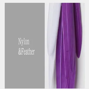 Detailopname van de paarse en witte decoratieve veren en sterke nylon materialen