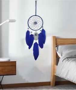 Blauwe boze oog dromenvanger met Hamsa-hand hanger hangend in een moderne slaapkamer