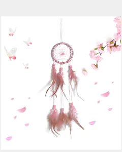Elegante acchiappasogni rosa fatto a mano con piume e perline per decorazione da parete