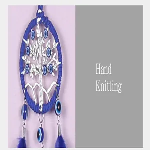 Vue détaillée de l'attrape-rêves Evil Eye fait main avec arbre de vie et plumes bleues