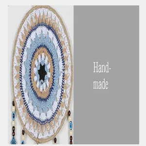 Vista detallada del atrapasueños bohemio hecho a mano con motivo Evil Eye y cuentas de madera.