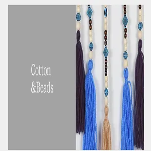 Primer plano de un atrapasueños bohemio con borlas de algodón azul y cuentas Evil Eye.
