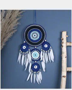 Attrape-rêves œil de démon fait main avec cercles bleus et douces plumes blanches