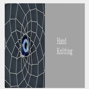 Gedetailleerde macro-opname van een handgebreide dromenvanger met blauwe Evil Eye kraal.