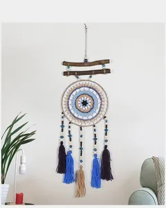 Atrapasueños bohemio hecho a mano con diseño de ojo turco azul en una decoración de hogar