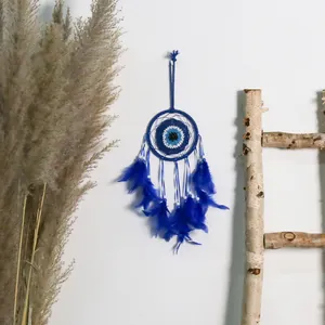 Attrape-rêves bleu fait main avec œil grec et plumes pour décoration murale bohème