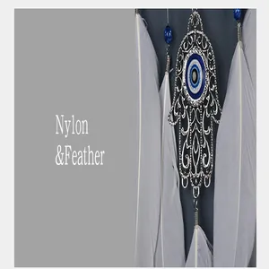 Gedetailleerde weergave van Hamsa Hand boze oog wandkleed met witte nylon veren