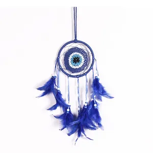 Attrape-rêves Evil Eye fait main avec plumes bleues et perles.