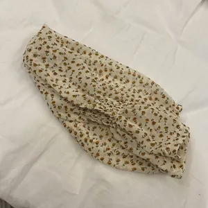Primer plano de elegantes manguitos de protección solar de gasa floral con pliegues elásticos