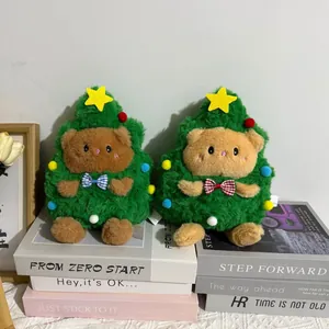 Nahaufnahme von zwei süßen Teddybären im Weihnachtsbaum-Design auf Deko-Büchern