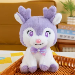 Dettaglio di un cervo di peluche viola e bianco con un fiocco lucido in un cesto.
