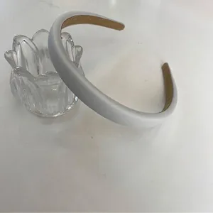 Vista superior de una diadema acolchada azul claro de 2 cm con tulipa de cristal