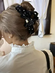 Elegante molletta per capelli a fiocco a pois neri e bianchi con dettagli in perla