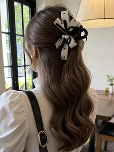 Elegante molletta per capelli a fiocco a pois neri e bianchi con perle su capelli