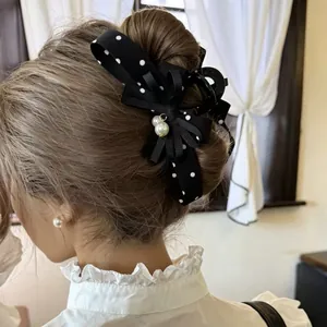 Elegante molletta per capelli con fiocco nero a pois e perle per acconciature da donna