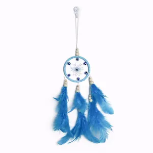 Atrapasueños azul hecho a mano con ojo del mal y plumas para decoración de pared