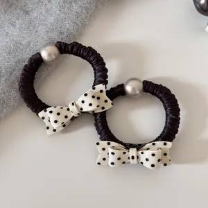 Detail van hoogelastische haarelastiekjes in Koreaanse stijl met polkadot strikken
