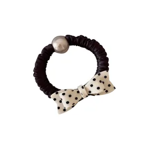Elegante zwarte scrunchie haarband met gestipte strik en zilveren kraal voor dames