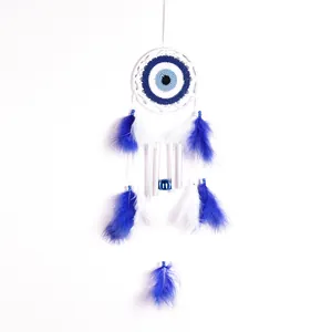 Atrapasueños de ojo turco azul y blanco con carillón y plumas para decorar la casa