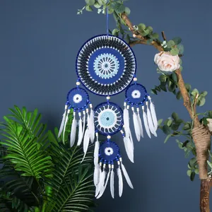 Grand attrape-rêves œil protecteur bleu et blanc avec anneaux crochetés et plumes