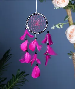 Attrape-rêves fait main avec plumes rose vif et anneau à rayures noires et blanches