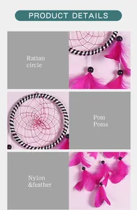Vue détaillée d'un attrape-rêves rose fait main avec un cercle en rotin rayé