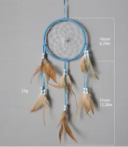 Vue détaillée d'un attrape-rêves indien bleu avec dimensions anneau 16cm et plumes 31cm