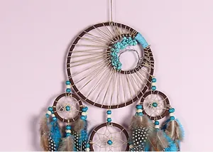 Vista detallada del atrapasueños bohemio con piedras turquesas y plumas azules