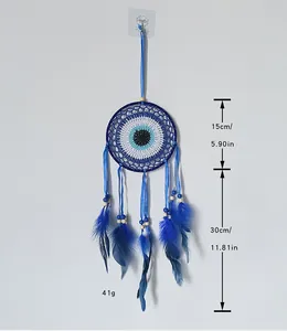 Dettaglio dell'acchiappasogni Evil Eye blu con anello da 15 cm e piume da 30 cm