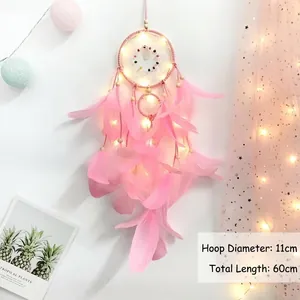 Roze LED dromenvanger met veren, diameter 11 cm en totale lengte 60 cm voor decoratie