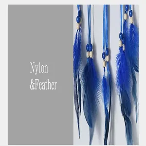 Dettaglio delle piume di nylon blu e perline sull'acchiappasogni Evil Eye