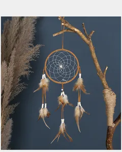 Attrape-rêves indien fait main avec plumes brunes pour une décoration murale bohème