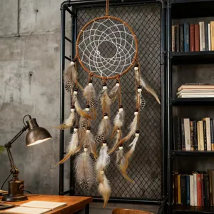 Attrape-rêves indien fait main avec plumes naturelles et perles en bois pour décoration.