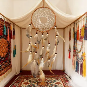 Grand attrape-rêves indien avec plumes dans une chambre au style bohémien chic.