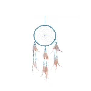 Attrape-rêves bleu fait main avec plumes pêche et perles blanches décor