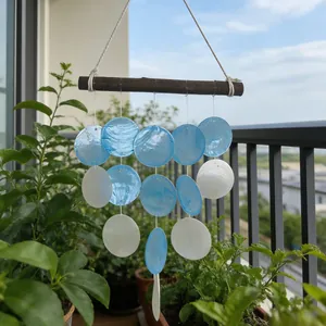 Handgefertigtes blau-weißes Muschel-Windspiel als hängende Dekoration für Balkone