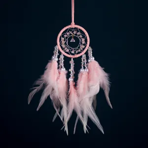 Atrapasueños rosa hecho a mano con piedras naturales y plumas para coche o hogar decor.