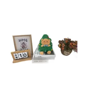 Süßes Weihnachtsbaum Plüschtier Bär Puppe mit bunten Dekokugeln auf weißem Hintergrund