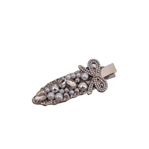 Eleganter Haarclip mit Perlen und Schleife, besetzt mit funkelnden Strasssteinen für Damen.
