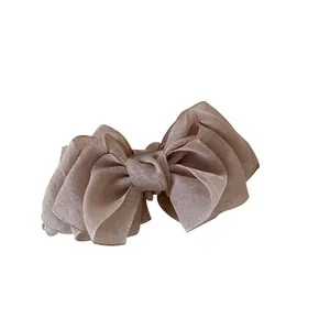 Pinza para el pelo con lazo de organza multicapa grande en elegante color champán